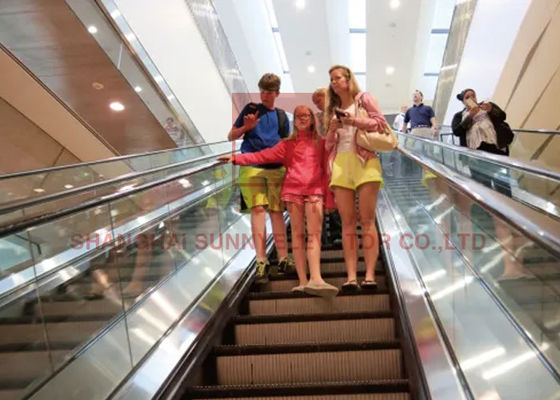 Scala mobile dell'interno del centro commerciale del passeggero rispettosa dell'ambiente